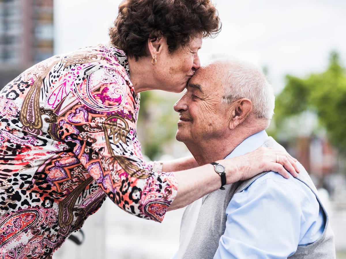 ¿Su pareja le besa la frente? Este es el poderoso significado, según psicólogos