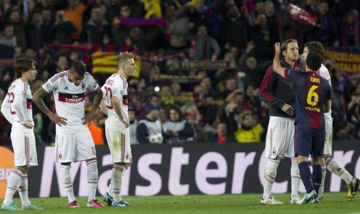 El centrocampista del F. C. Barcelona, Xavi Hernández, saluda al jugador del Milan, Massimo Ambrosini, a la finalización del encuentro