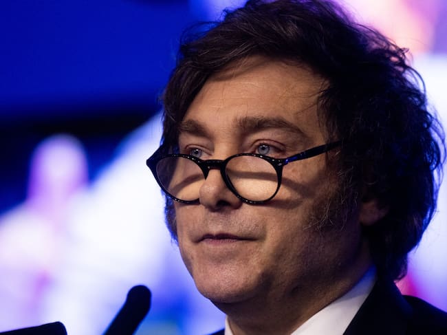 El presidente Javier Milei habla tras la victoria en las elecciones a medio término en octubre de 2025. FOTO: Tomas Cuesta/Getty Images