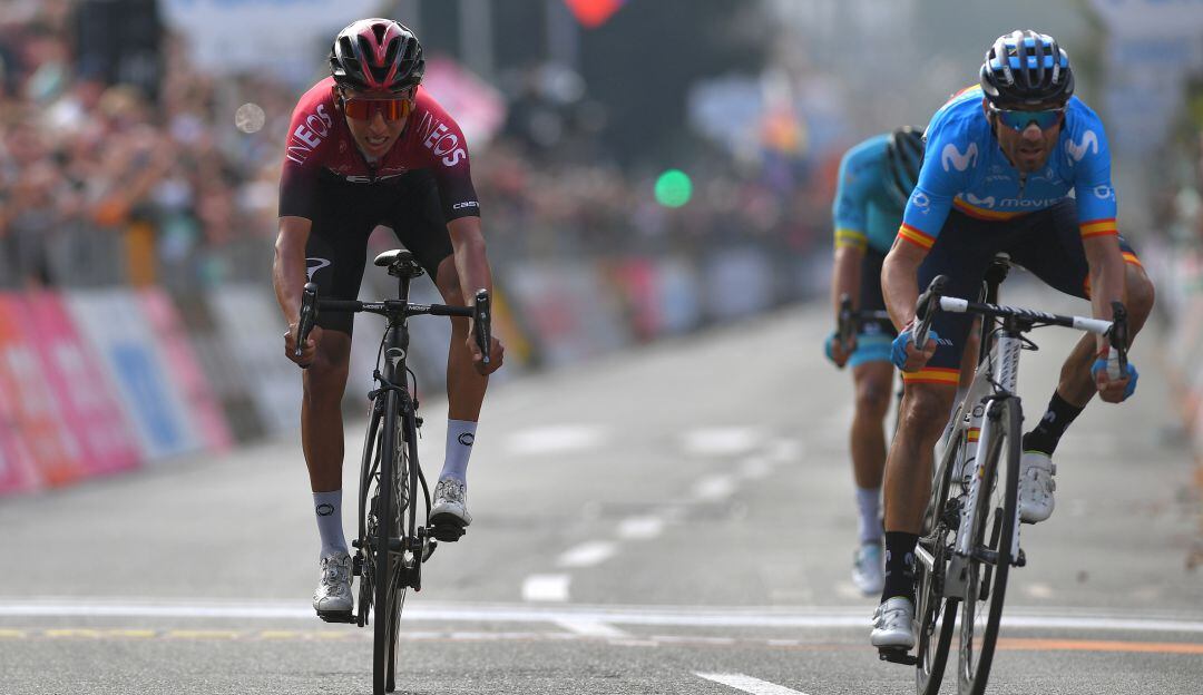 Egan Bernal y Alejandro Valverde en uno de sus tantos duelos por las carreteras de Europa.
