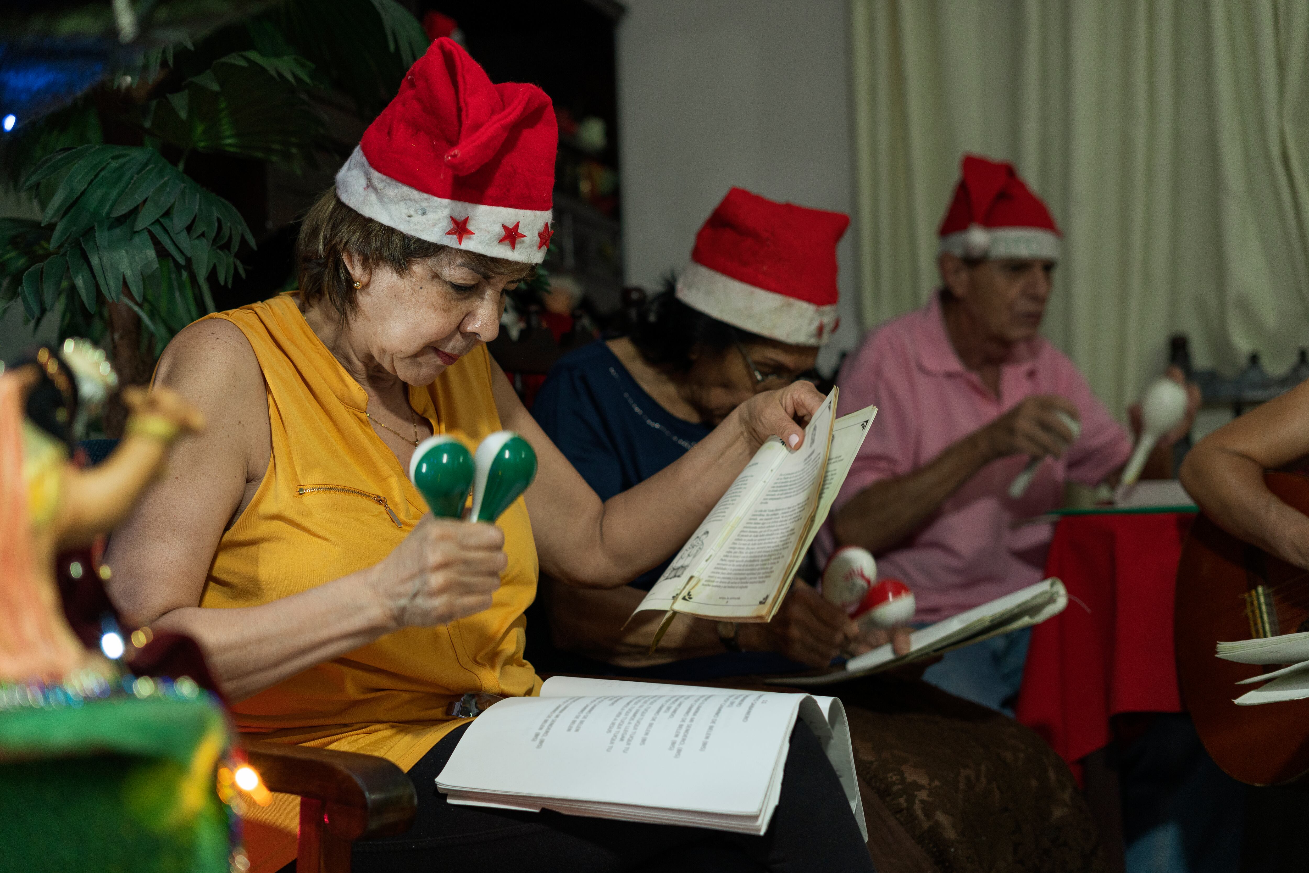 Familia rezando la novena y cantando villancios de Navidad en Colombia (Getty Images)