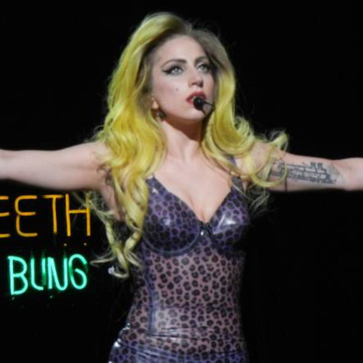 Lady Gaga protesta por el resultado electoral enfrente de la Torre Trump