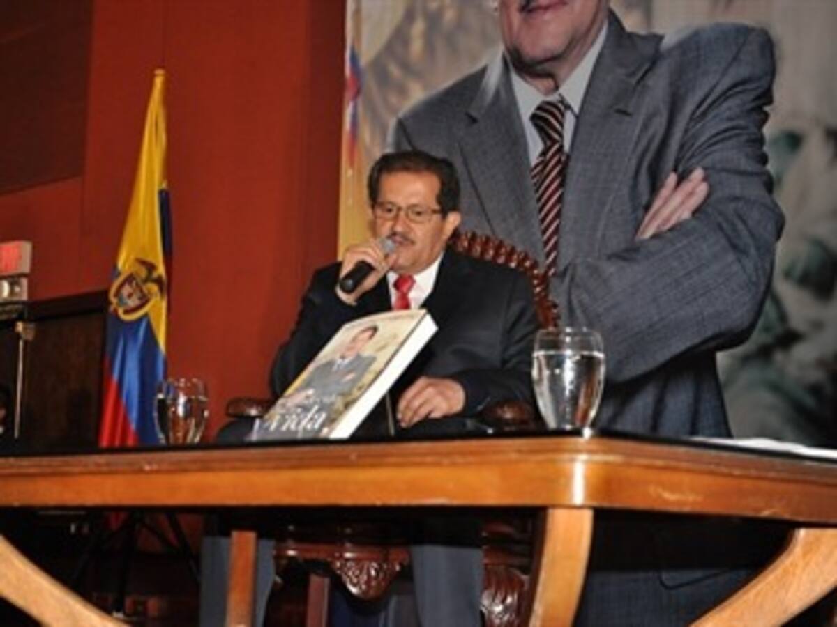 ¿El libro o los votos de Angelino?