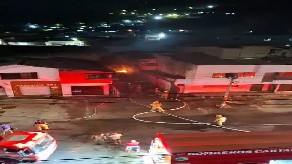 Bomberos atendieron incendio en taller de motos del barrio Pie de la Popa