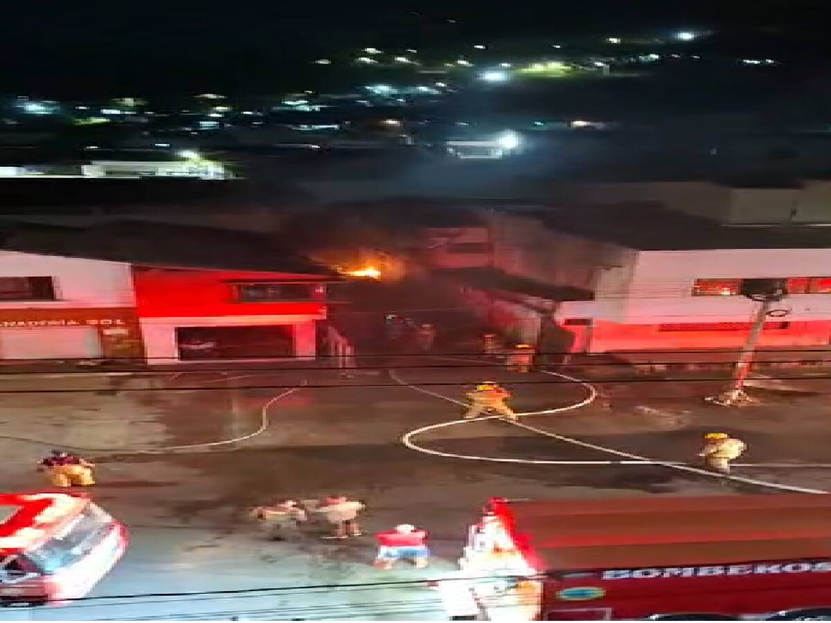 Bomberos atendieron incendio en taller de motos del barrio Pie de la Popa