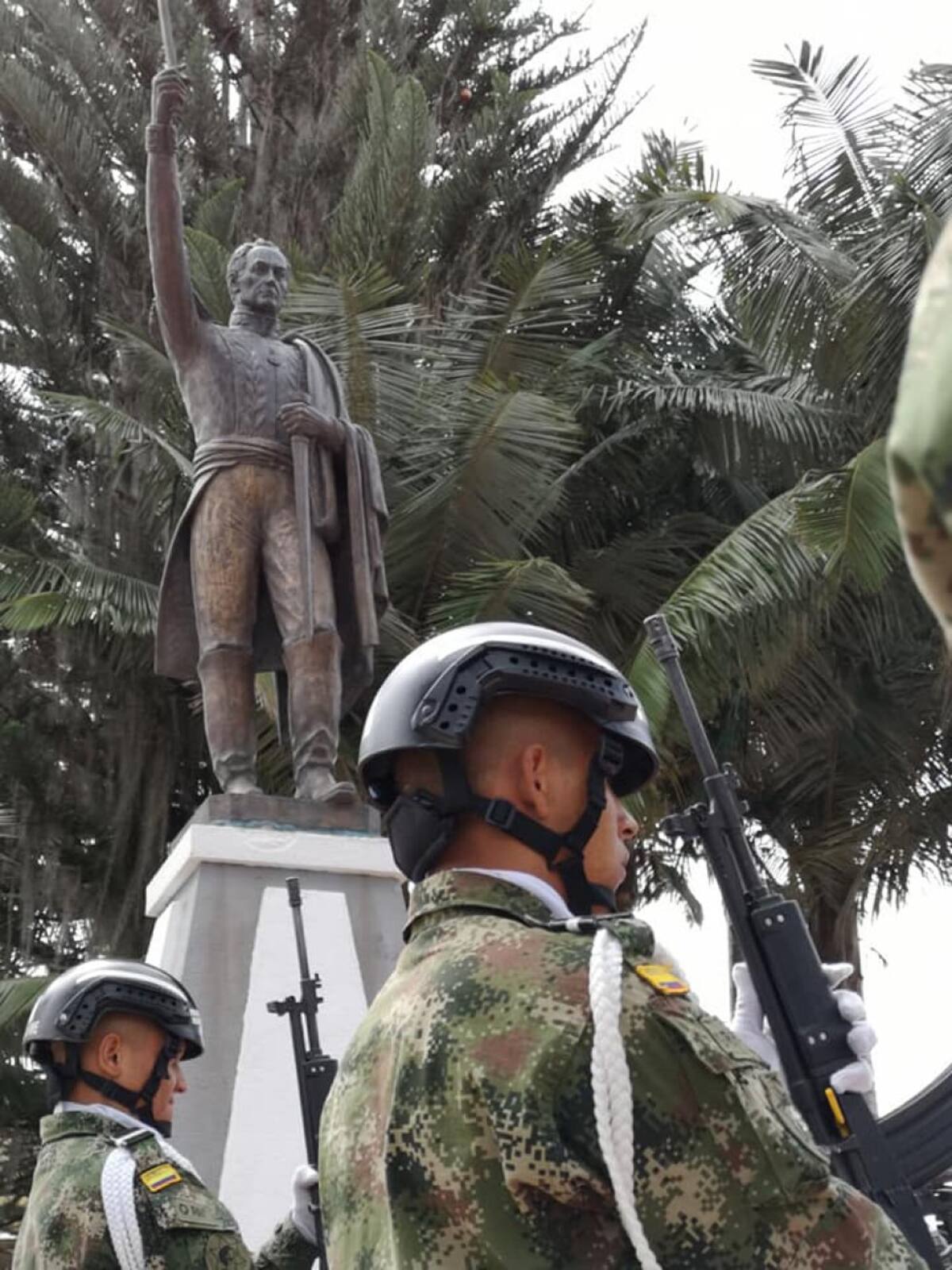 Las autoridades políticas, administrativas y militares del Quindío participaron de los actos protocolarios en el que se honró la memoria de los próceres de la patria como Simón Bolívar que pasó por el municipio de Salento, Quindío