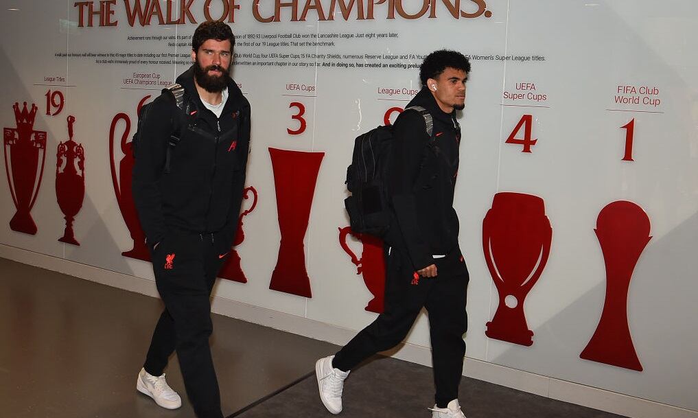 Aliison Becker y Luis Díaz llegando a Anfield Road (Photo by John Powell/Liverpool FC via Getty Images)