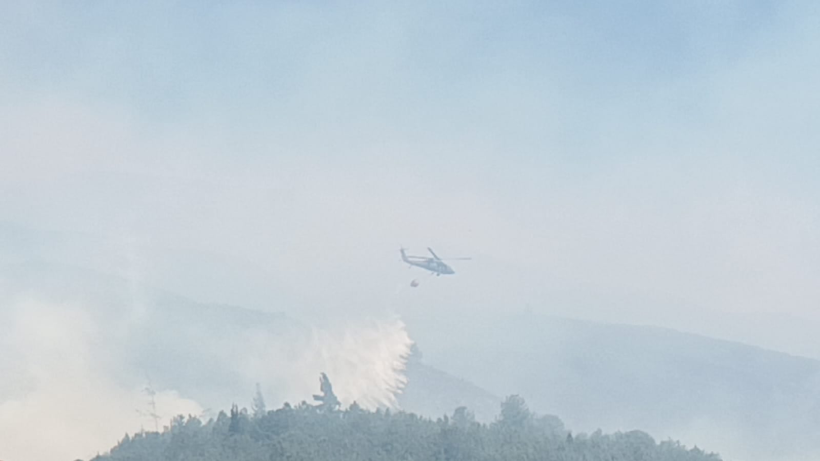 Más de 250 personas atienden incendio forestal en Villa de Leyva. Foto: suministrada.