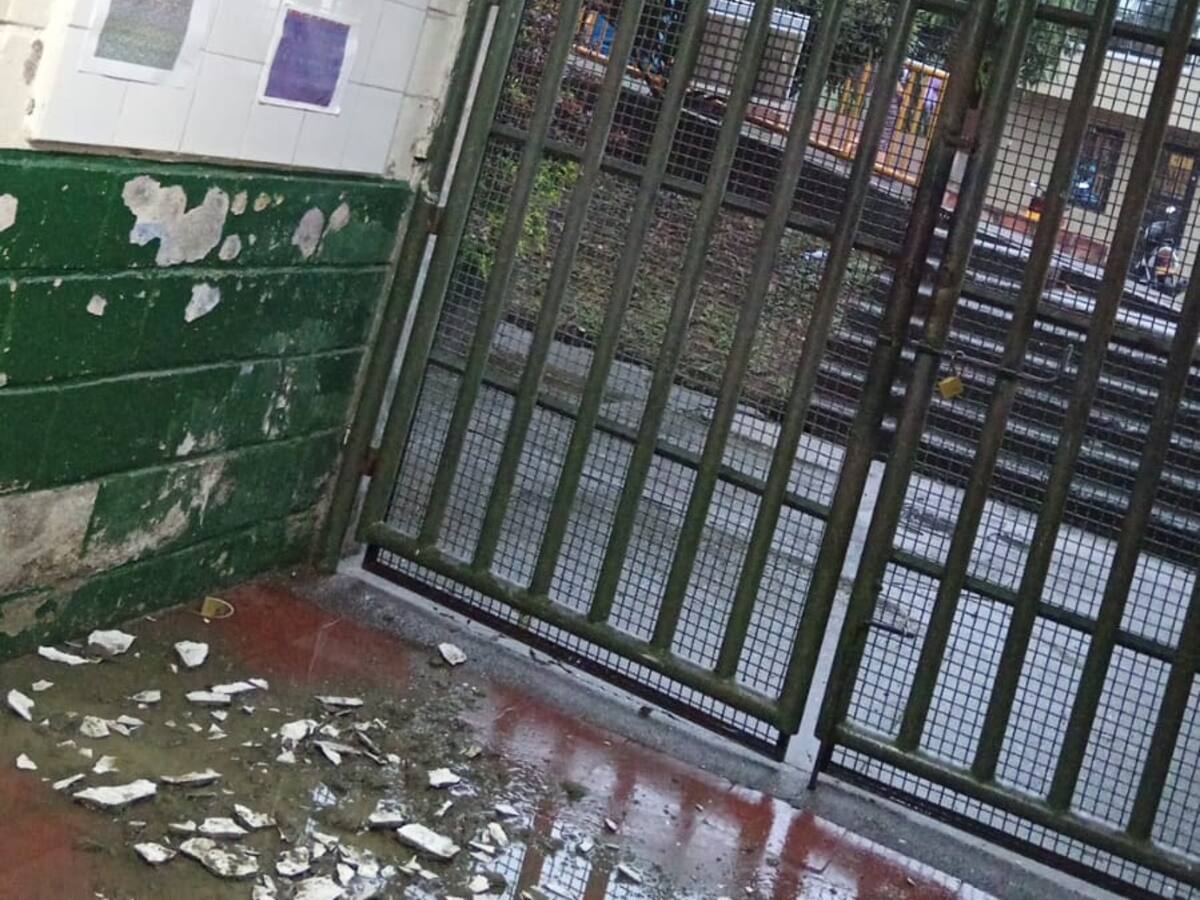 En colegio de San Antonio de Prado no hay clase porque con la lluvia se está desmoronando
