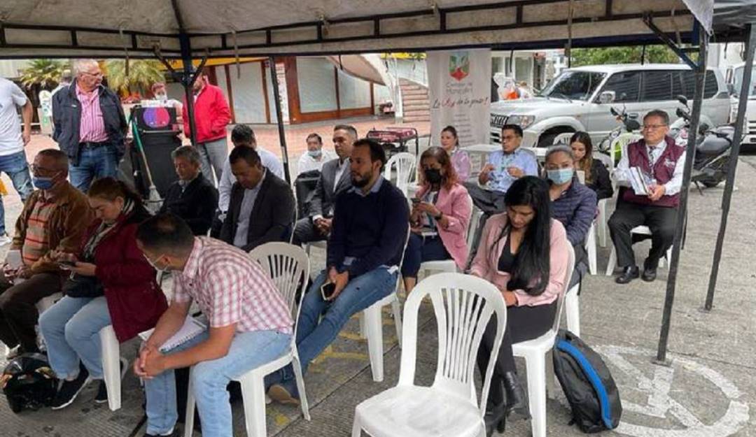 Cansados de hacer largas filas para reclamar medicamentos en Manizales. Crédito: Caracol Radio.