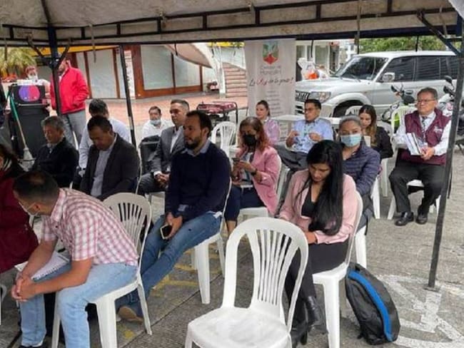 Cansados de hacer largas filas para reclamar medicamentos en Manizales. Crédito: Caracol Radio.