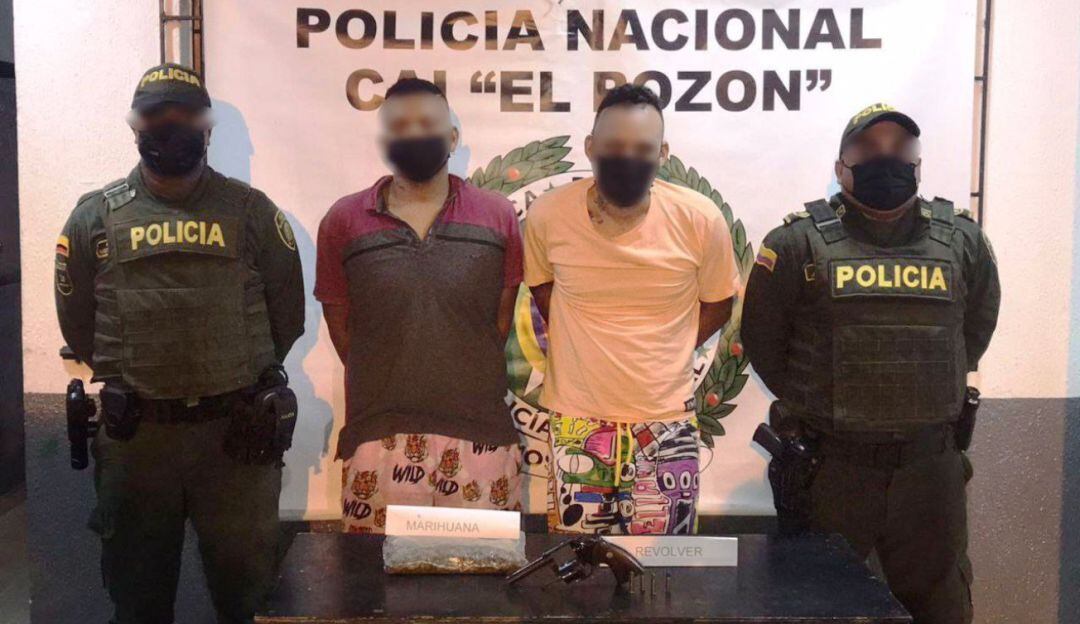 Los detenidos iban a bordo de una motocicleta por el sector Las Flores, del barrio El Pozón, con un arma de fuego de alta letalidad