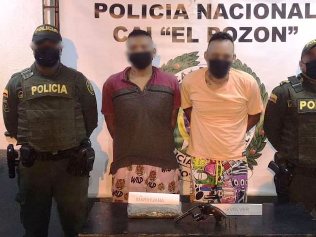 Los detenidos iban a bordo de una motocicleta por el sector Las Flores, del barrio El Pozón, con un arma de fuego de alta letalidad