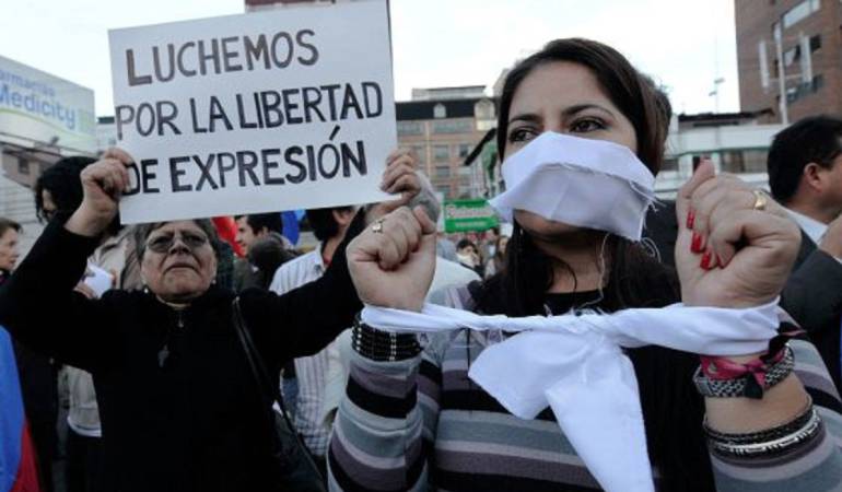 Protesta por cierre de medios de comunicación.