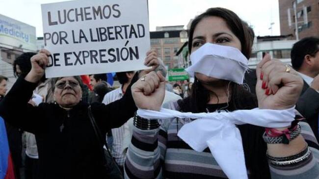 Protesta por cierre de medios de comunicación.