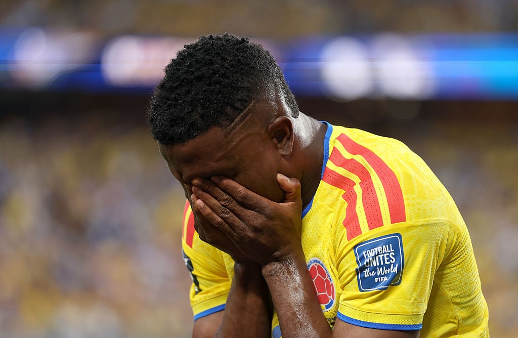 Jhon Córdoba tras sentir la molestia en su aductor izquierdo / Getty Images