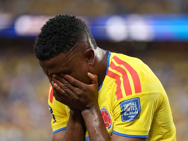 Jhon Córdoba tras sentir la molestia en su aductor izquierdo / Getty Images