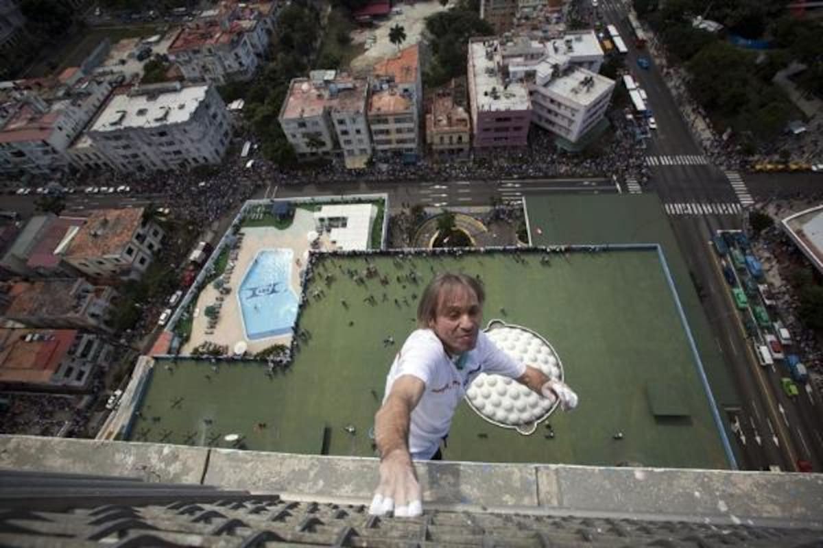 Rara vez pide permiso a los propietarios para realizar semejantes acciones, conllevando un despliegue policial y mediático cada vez que decide subir un edificio. Si no tiene el permiso, termina con una breve detención por parte de las autoridades competentes hasta que pague la multa correspondiente.