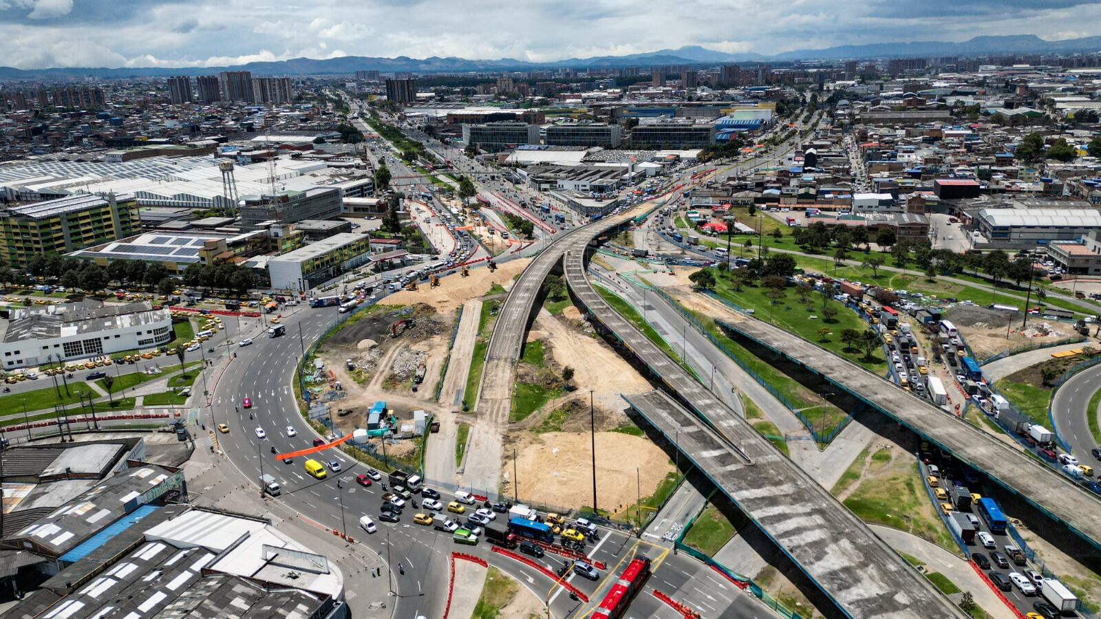 Puentes de la avenida Américas con calle 13 en Bogotá. Foto: IDU