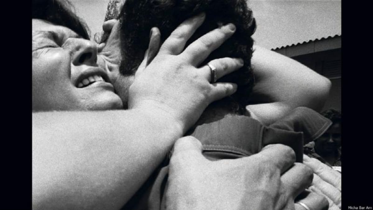 El regreso de Entebbe", fue tomada en 1976 en el aeropuerto Ben-Gurion Airport, Israel, por Micha Bar-Am. Muestra el regreso de rehenes liberados en una operación antiterrorista en Uganda.