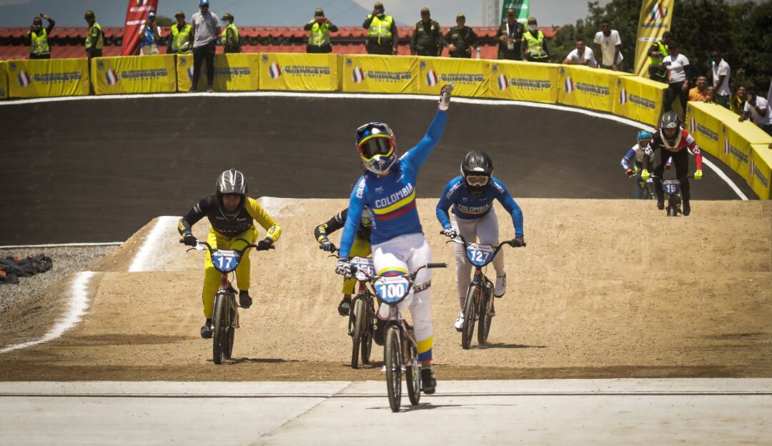 Mariana Pajón celebra la victoria en la prueba de BMX femenina.