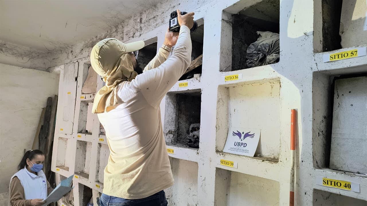 Intervención forense en el cementerio de Caldas, Antioquia. Foto: UBPD.