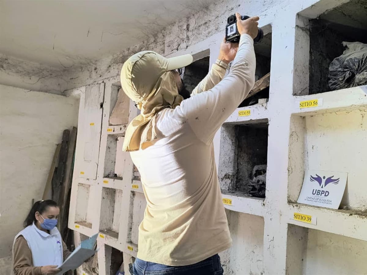 Inicia intervención forense en el cementerio de Caldas para recuperar cuerpos de desaparecidos