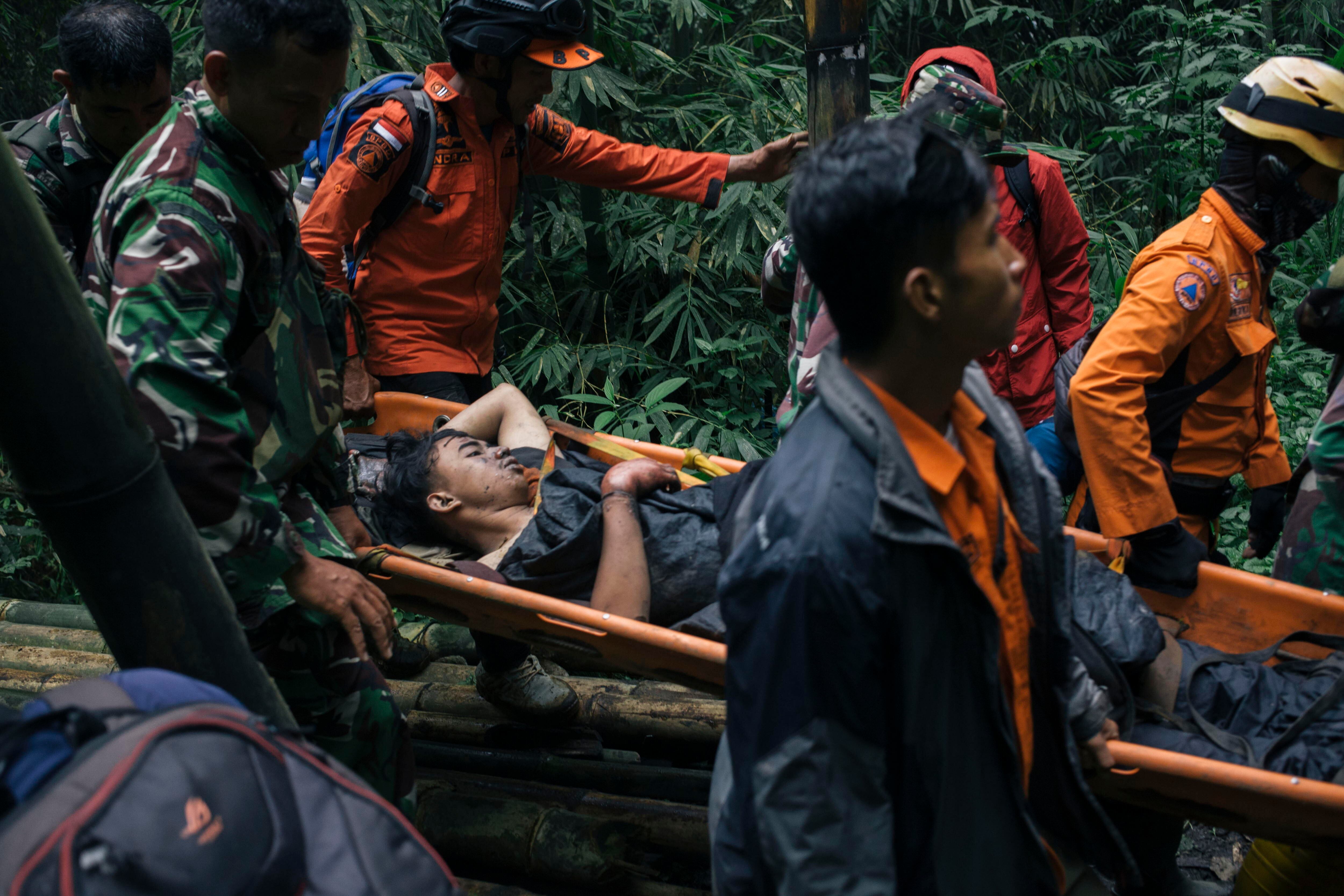 Agam (Indonesia), 04/12/2023.- Rescuers evacuate a survivor of the Mount Merapi eruption in Agam, West Sumatra, Indonesia, 04 December 2023. At least 11 hikers were found dead and 12 others were missing after the Merapi volcano erupted on 03 December 2023, according to the Indonesian rescue agency (BASARNAS). EFE/EPA/ALI NAYAKA