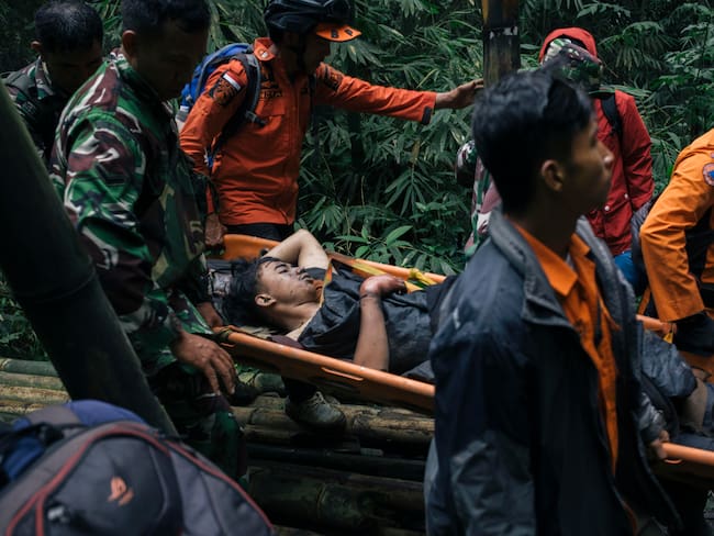 Agam (Indonesia), 04/12/2023.- Rescuers evacuate a survivor of the Mount Merapi eruption in Agam, West Sumatra, Indonesia, 04 December 2023. At least 11 hikers were found dead and 12 others were missing after the Merapi volcano erupted on 03 December 2023, according to the Indonesian rescue agency (BASARNAS). EFE/EPA/ALI NAYAKA