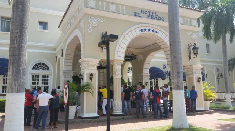 Empleados del Hotel El Prado esperaban a las afueras del ícono barranquillero.
