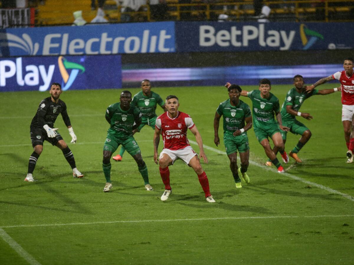 La juez de línea del partido Equidad Vs. Santa Fe fue agredida en el rostro por un hincha