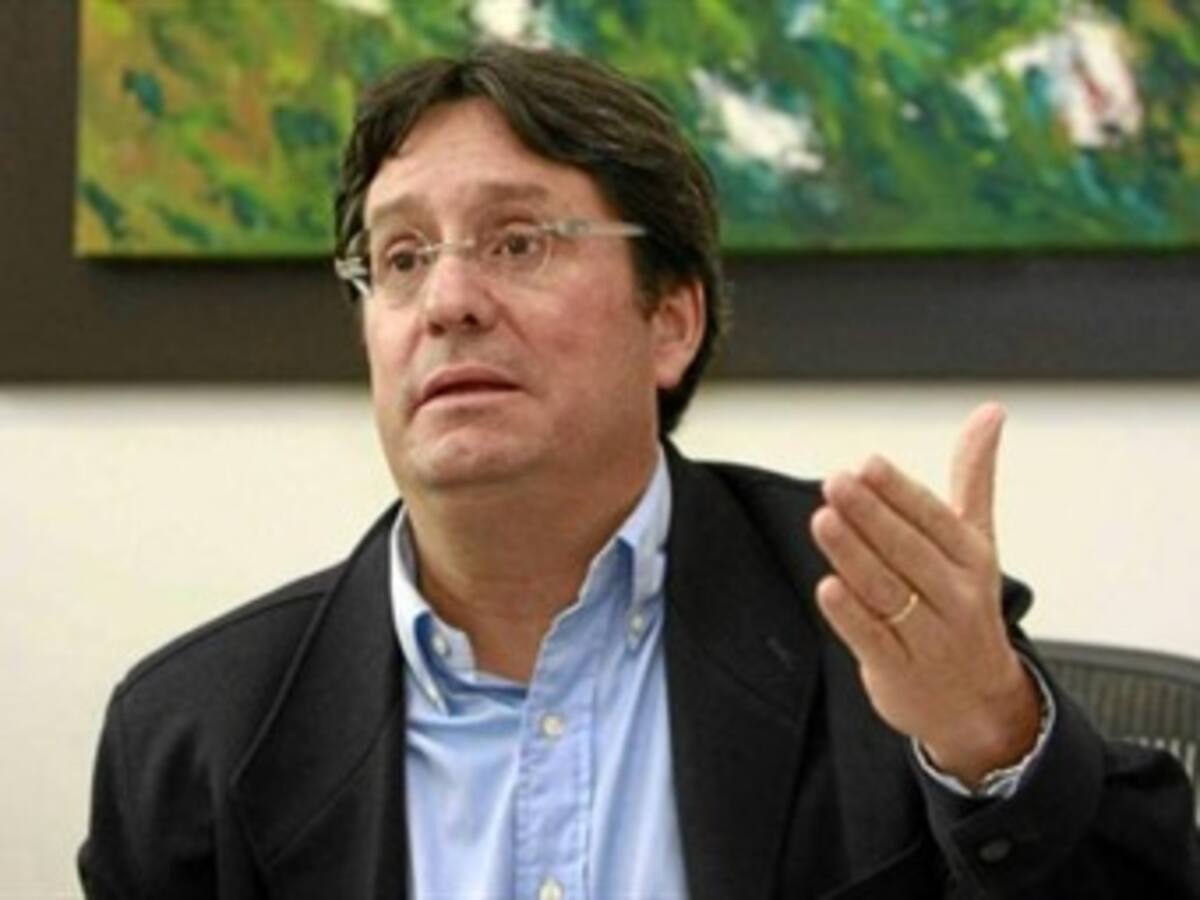 Uribismo quiere a "Pacho" Santos como candidato a la Alcaldía