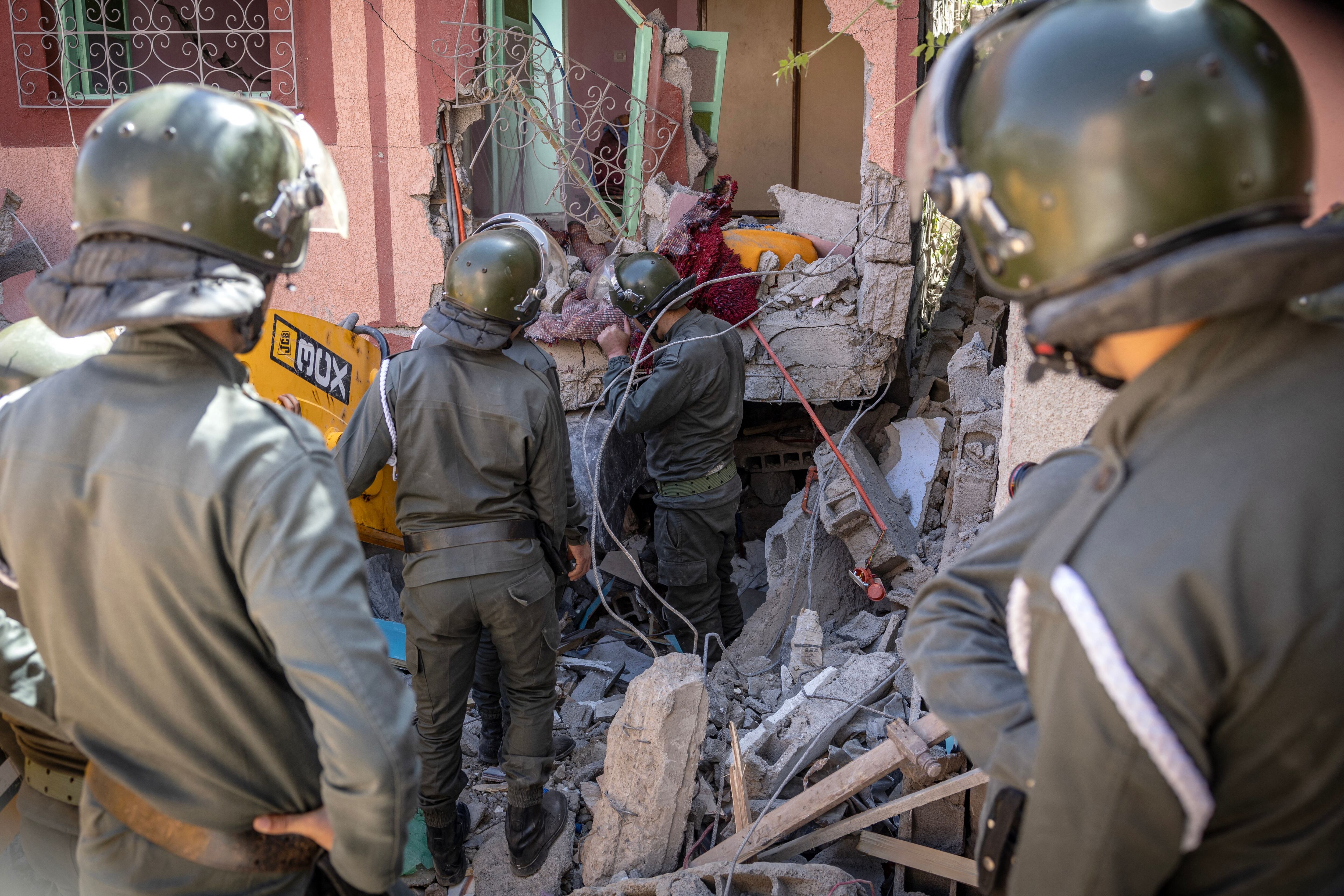 Rescatistas buscan supervivientes bajo los escombros de una casa derrumbada en Moulay Brahim, provincia de Al Haouz, el 9 de septiembre de 2023, tras un terremoto. (Foto de FADEL SENNA/AFP vía Getty Images)