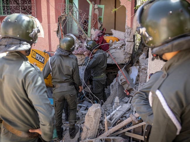 Rescatistas buscan supervivientes bajo los escombros de una casa derrumbada en Moulay Brahim, provincia de Al Haouz, el 9 de septiembre de 2023, tras un terremoto. (Foto de FADEL SENNA/AFP vía Getty Images)