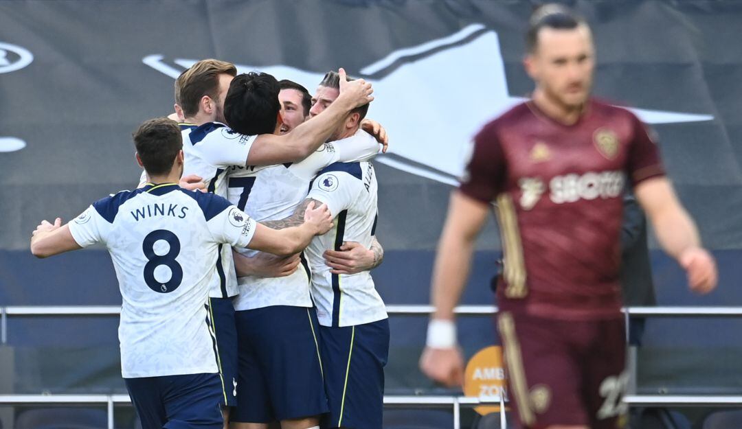 Los jugadores del Tottenham festejan una de las anotaciones ante el Leeds United.