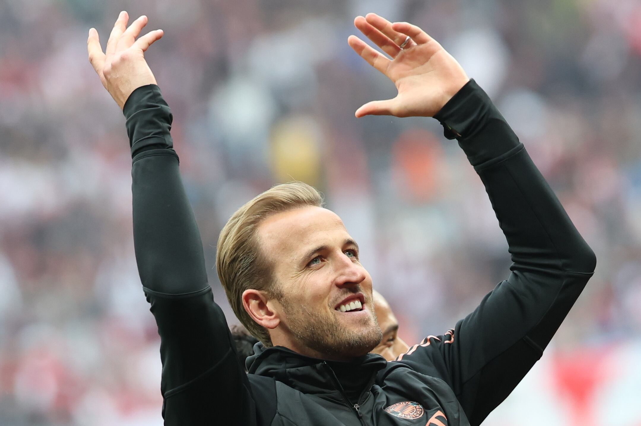 Leipzig (Germany), 03/05/2025.- Munich's Harry Kane cheers supporters after the German Bundesliga soccer match between RB Leipzig and Bayern Munich in Leipzig, Germany, 03 May 2025. (Alemania) EFE/EPA/Filip Singer ATTENTION: The DFL regulations prohibit any use of photographs as image sequences and/or quasi-video.