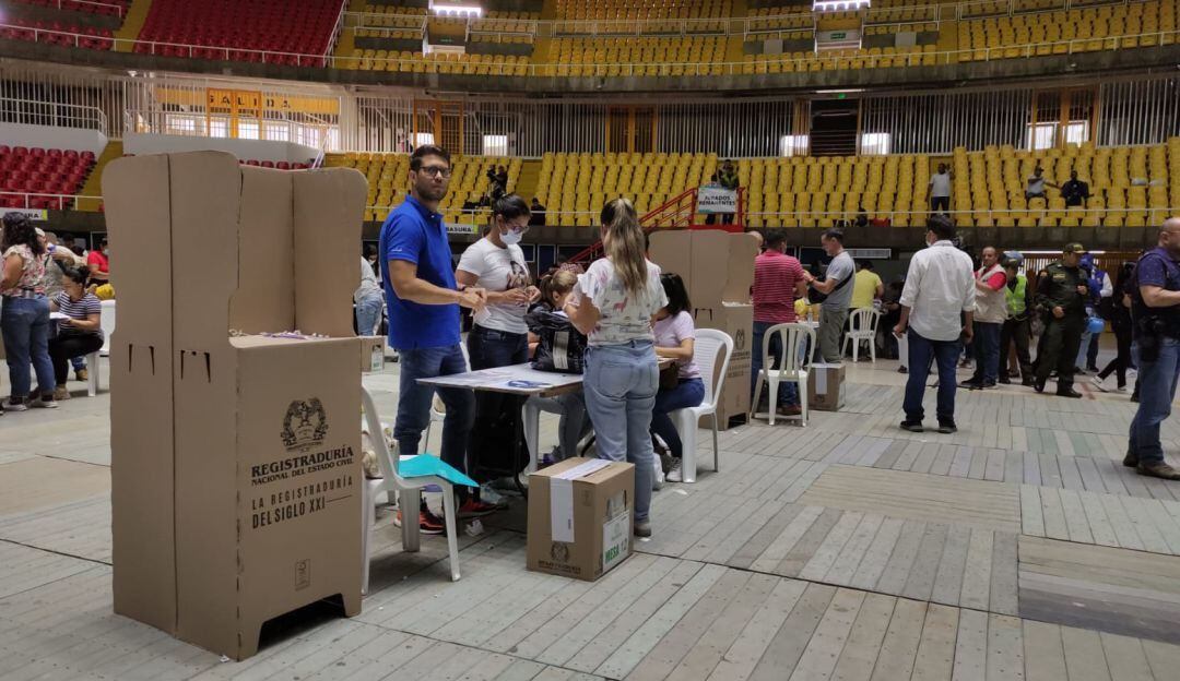 En Cali, Gustavo Petro alcanzó 526 mil 528 votos. Federico Gutierrez 22 mil 448 y Rodolfo 139 mil 469.