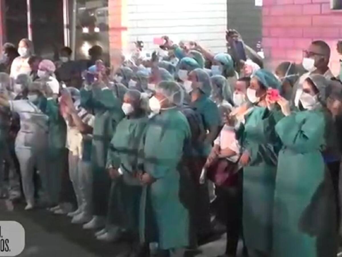 Policía realiza homenaje a los héroes de 'bata blanca'
