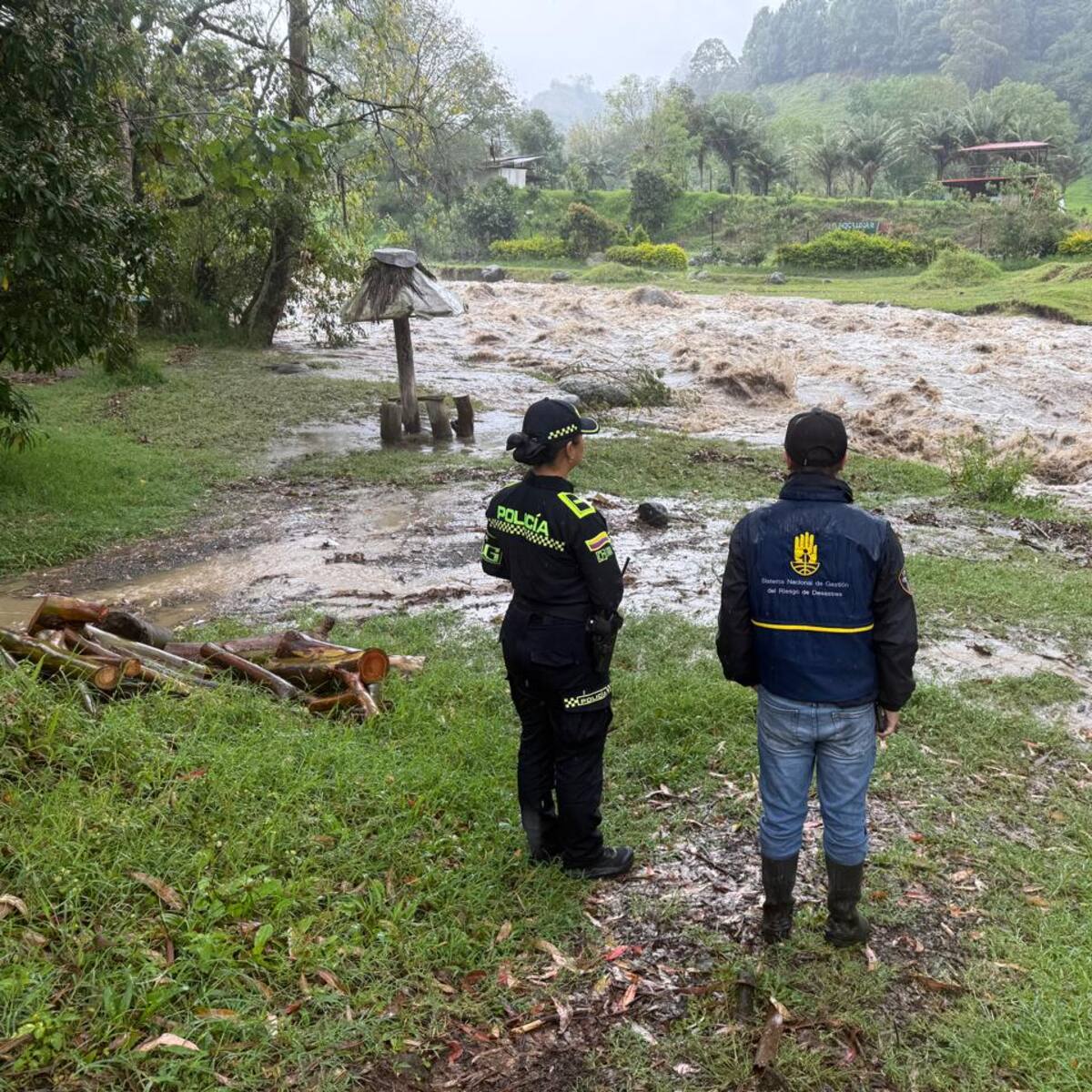 Creciente de quebrada y del río Quindío provocan desbordamiento en zona rural de Salento