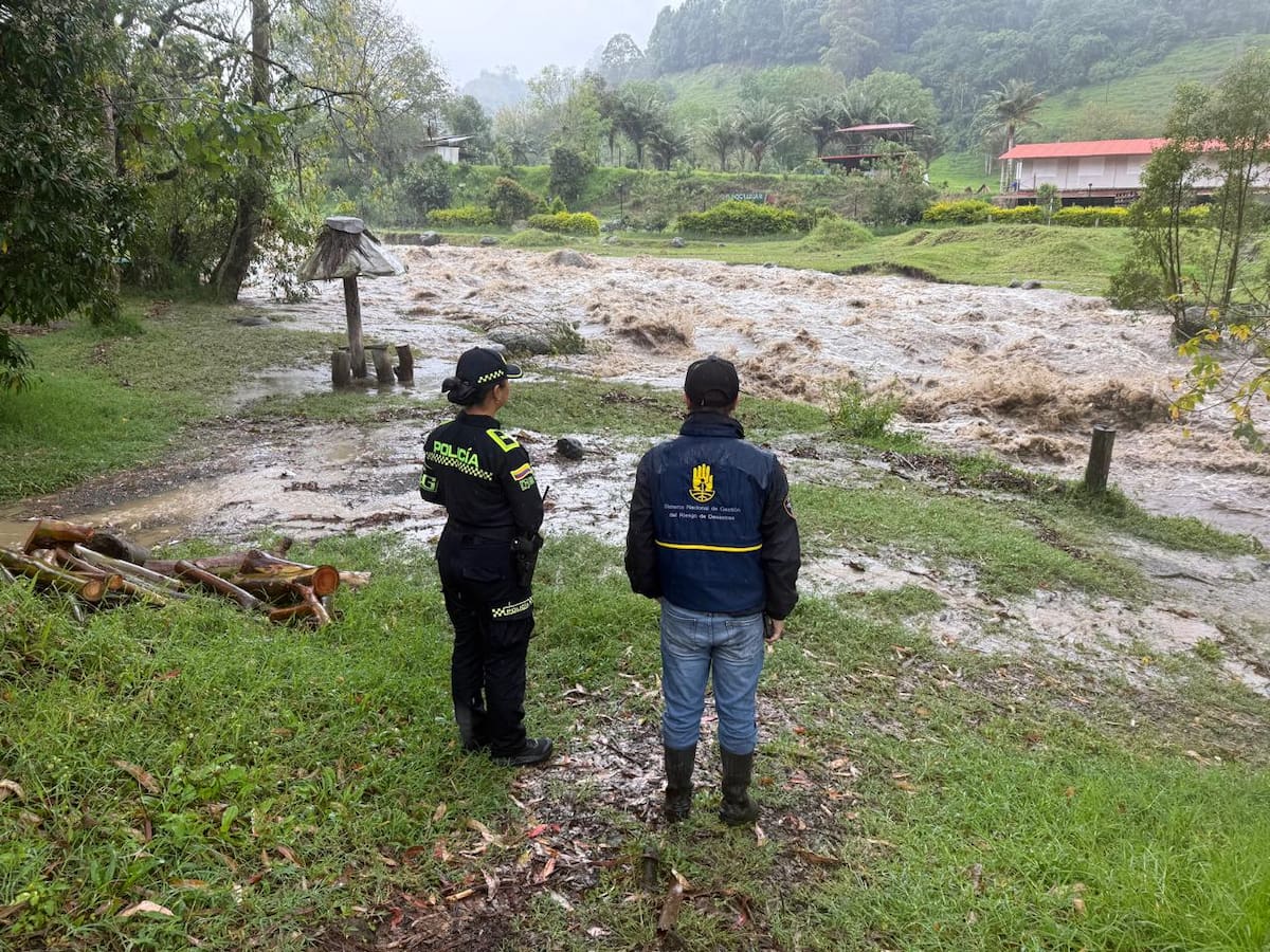 Creciente de quebrada y del río Quindío provocan desbordamiento en zona rural de Salento