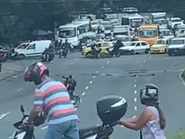 Encapuchados colapsaron la Autopista Norte en Medellín
