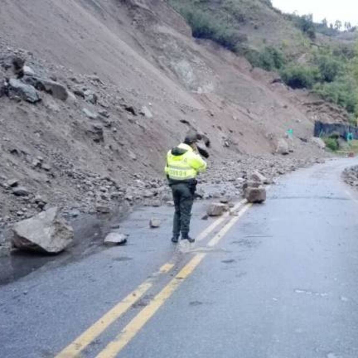 Invierno provoca derrumbe y paso restringido en la vía Belén – Sácama
