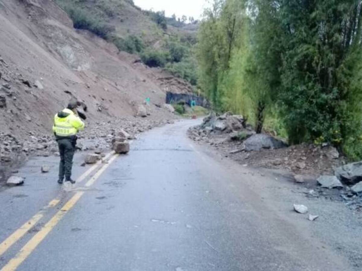 Invierno provoca derrumbe y paso restringido en la vía Belén – Sácama