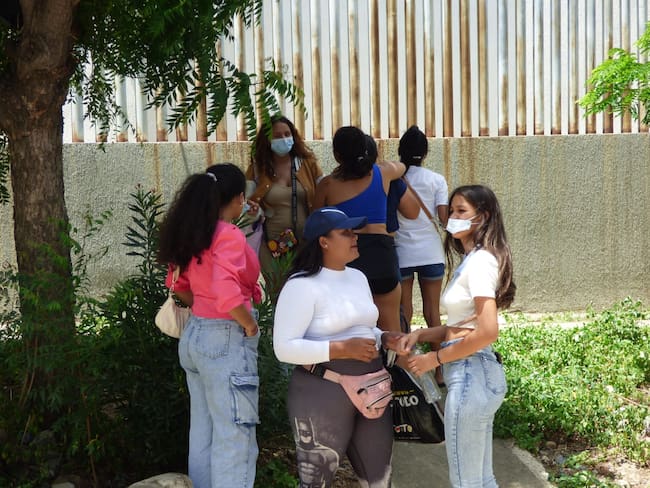 Familiares de detenidos en la estación San Fernando del Rodeo / Foto: Cortesía