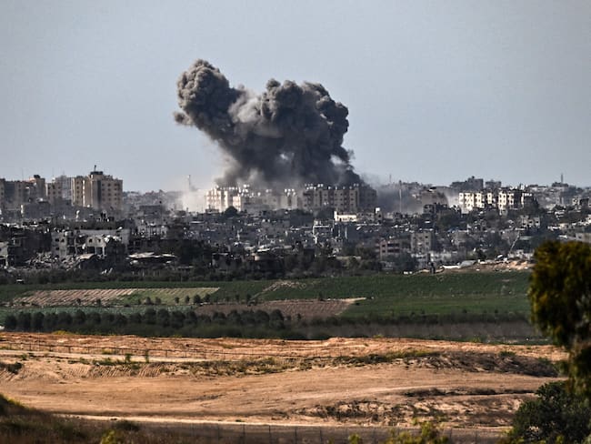 Edificios en la Franja de Gaza durante un ataque israelí. (Foto de ARIS MESSINIS/AFP vía Getty Images)