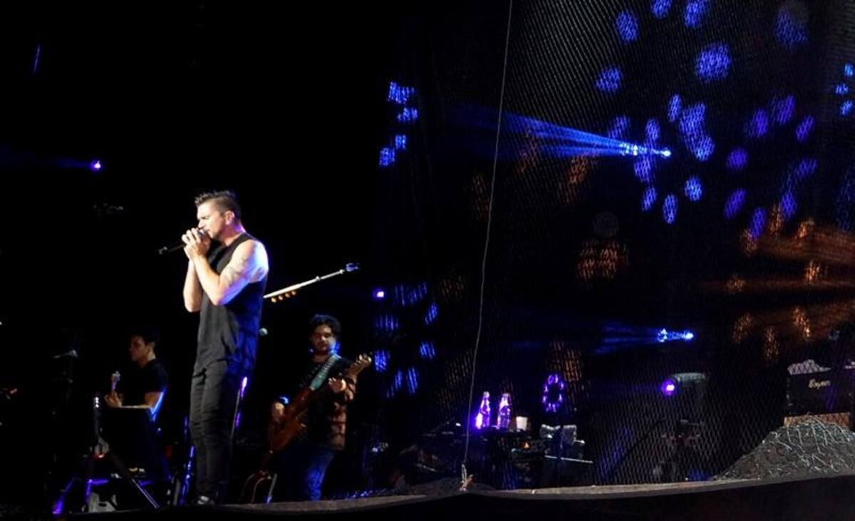 Como lo hizo en otras ciudades de la gira, Juanes entonó la canción Odio por Amor en versión local. Esta vez fue el turno del grupo Mochila Cantora que dijo “It’s time to change” al ritmo del torbellino.