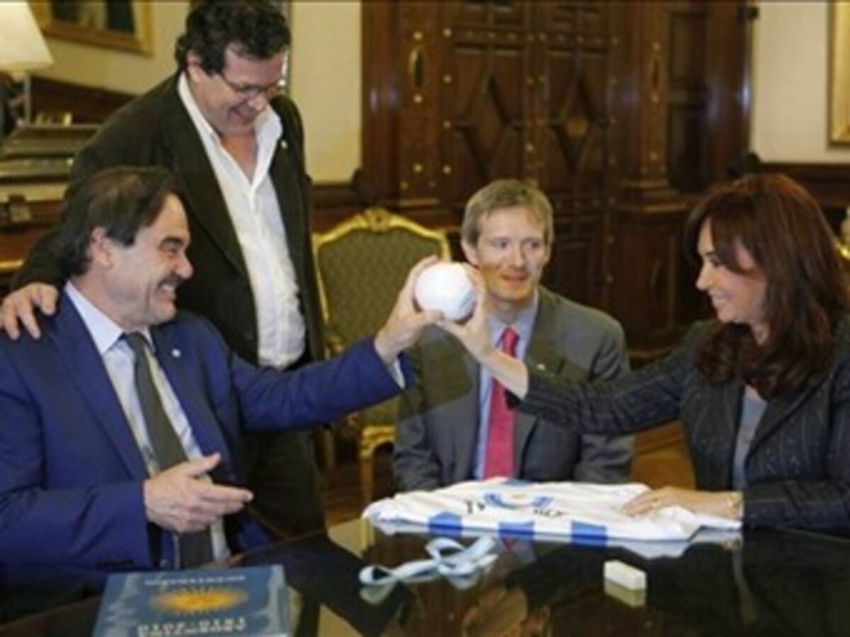 Oliver Stone elogia 'revolucionaria lucha' de los Kirchner contra el FMI