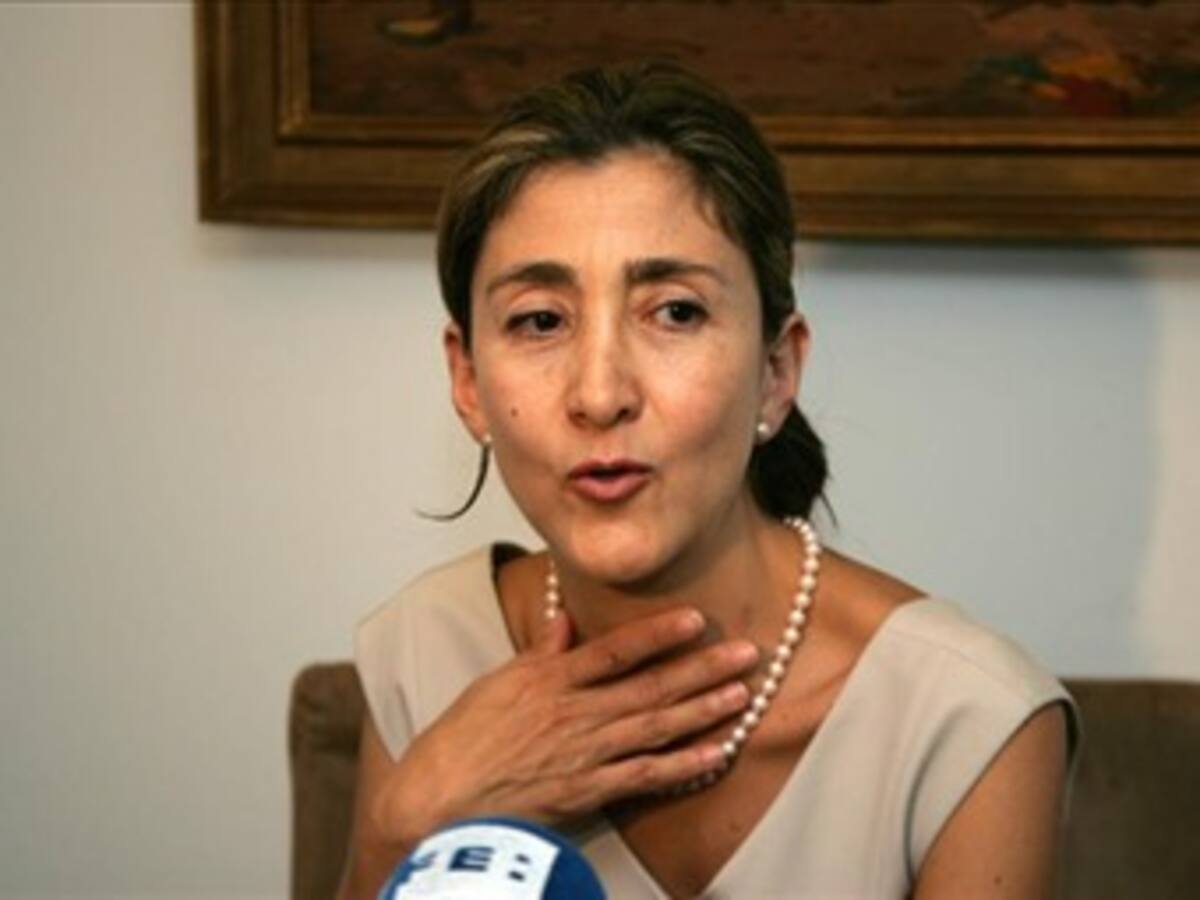 Ingrid Betancourt protesta en París junto a miles de opositores iraníes