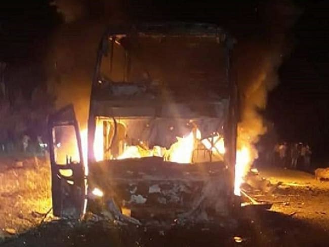 Incineran bus de transporte público en la vía Mocoa - Pitalito