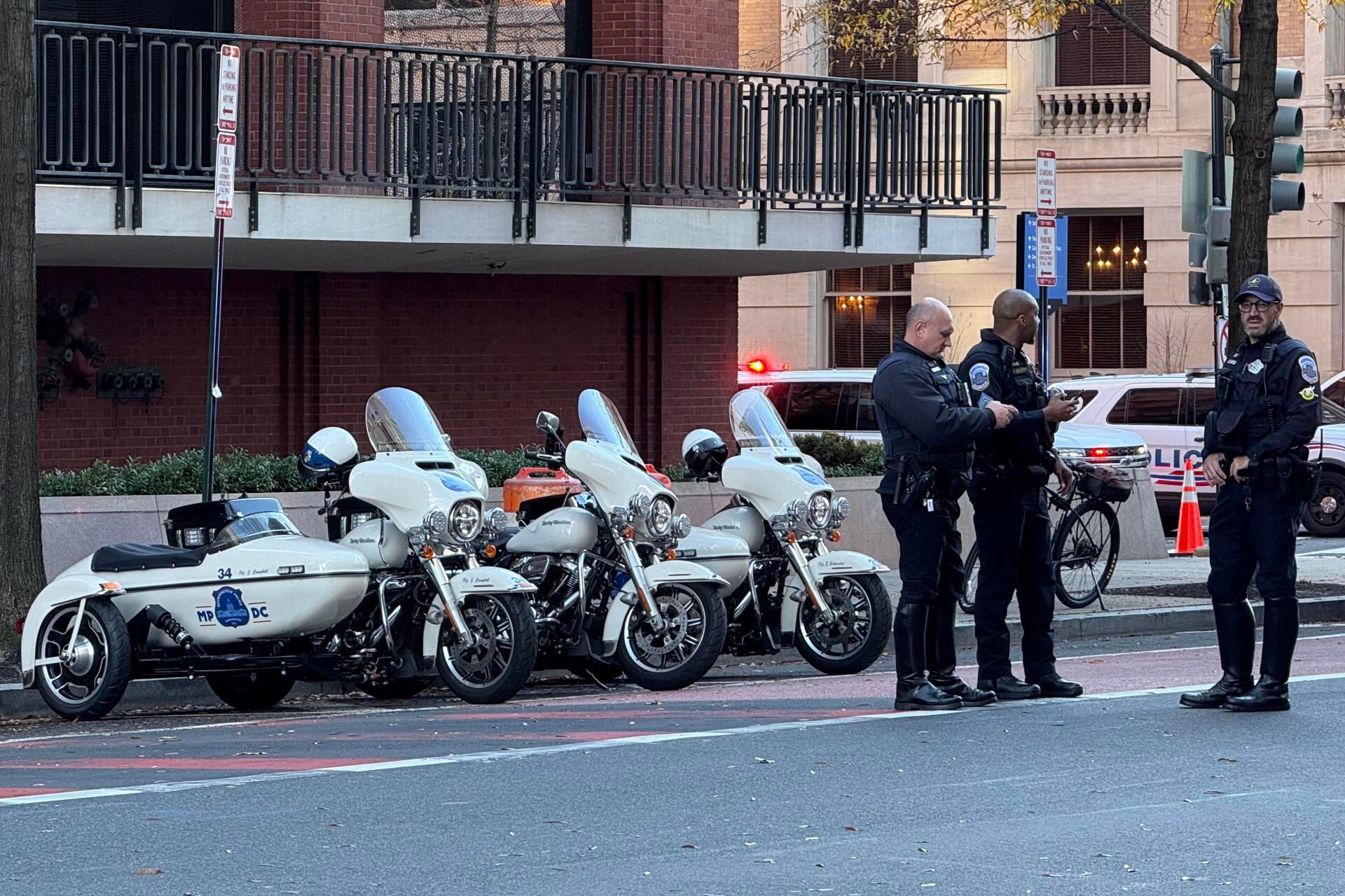 Agentes de la Policía Metropolitana de Washington D. C. vigilan en los alrededores de la Casa Blanca este miércoles, en Washington (EE.UU.). Dos agentes de la Guardia Nacional murieron tras resultar heridos en un tiroteo cerca de la Casa Blanca, en el que fue arrestada una persona que se encuentra en estado crítico. FOTO: EFE/ Octavio Guzmán